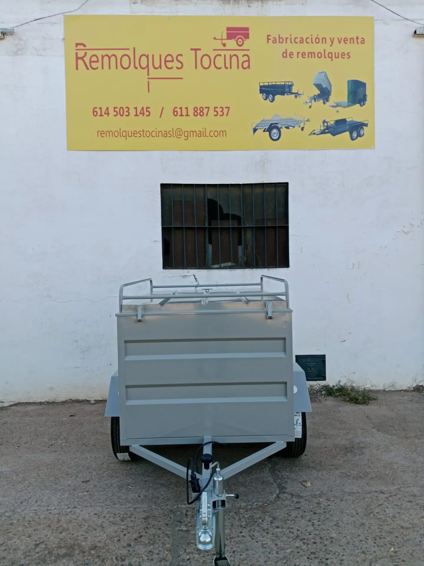 Remolque cubierto